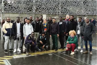  ?? Photo DR ?? Peter Macnaughto­n (quatrième en partant de la droite), l’ancien président du comité de Paris, a organisé à Jean-Bouin lors du match en le Stade français et l’UBB, une visite pour une vingtaine de réfugiés.