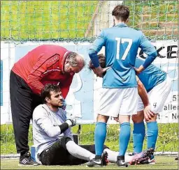  ??  ?? Gersthof- Goalie Zurmendi wird an der Schulter behandelt, im AKH gab’s die Diagnose: Bänderriss – Saison vorbei.