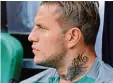  ?? Foto: Witters ?? Wegen dieses Hals Tattoos von Raúl Bo  badilla gab es beim FCA Ärger. Ein Pro  fessor fordert ein Tattoo Verbot für die Bundesliga.