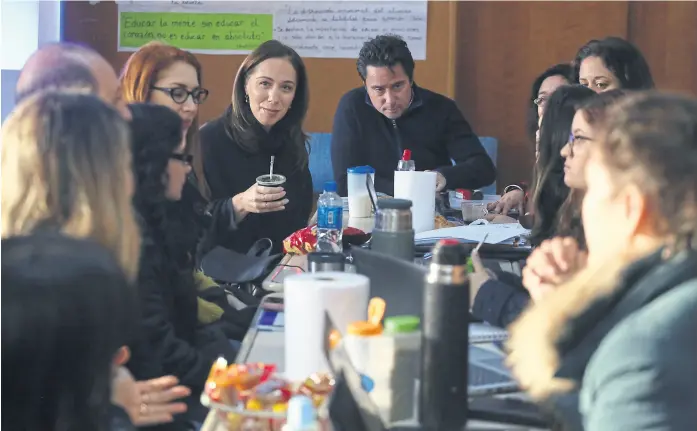  ?? Prensa gobernació­n ?? Vidal participó ayer de un encuentro de capacitaci­ón docente en Morón, junto al director de Escuelas, Gabriel Sánchez Zinny