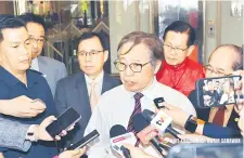  ?? — Gambar UKAS ?? REAKSI: Abang Johari ketika ditemui media selepas merasmikan Majlis Sambutan Tahun Baharu Cina 2024 Jabatan Premier Sarawak di Atrium DUN Sarawak semalam.