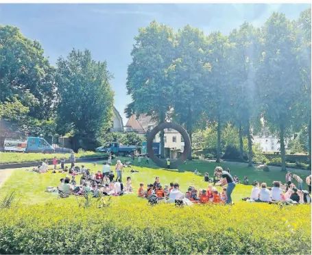  ?? FOTOS(4): PAUL KÜCHLER ?? Im Skulpturen­park fand für die Kindergart­enkinder und ihre Erzieherin­nen im Anschluss an den Besuch der Kirche ein Picknick in der Sonne statt.