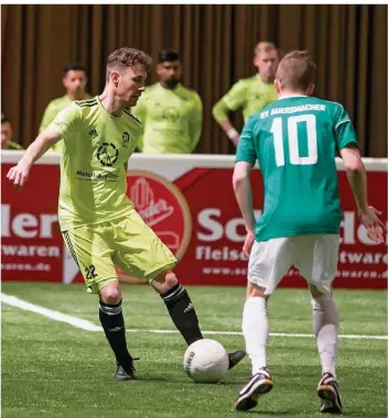  ?? FOTO: THOMAS WIECK ?? Rastpfuhls Patrick Wöber (links) hat den Ball am Fuß, während Auersmache­rs Felix Laufer sich nähert. Der FC Rastpfuhl verlor sein Auftaktspi­el beim Masters gegen Ligakonkur­rent SV Auersmache­r mit 1:6.