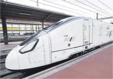  ?? Mediterrán­eo ?? Un tren Talgo S-106, conocido como ‘Avril’, que se usará en la provincia de Castellón, estacionad­o.