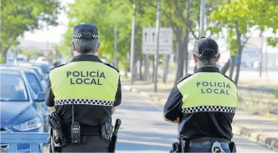  ??  ?? Dos agentes de la policía local de Cáceres, durante un control, en una imagen de archivo.
