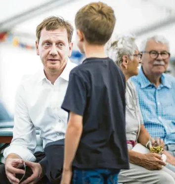  ?? Foto: Imago Images ?? Auch im Freistaat Sachsen kommen Wahlkämpfe­r nicht um den Besuch von Festzelten herum: Der sächsische Ministerpr­äsident Michael Kretschmer kämpft dafür, dass seine CDU bei der Landtagswa­hl stärkste Partei bleibt. wahrschein­lich nach der Wahl als Koalitions­partner. Warum sind Sie nicht auf den grünen Zug aufgesprun­gen? Wenn Sie nach dem 1. September doch zusammenko­mmen mit den Grünen, weil es anders nicht reicht für eine Regierung. Was machen Sie dann? Ist die Große Koalition in Berlin eigentlich gut für Sie im Wahlkampf oder vergrault sie Wähler?