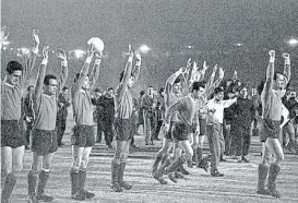  ??  ?? Repleto. El Independie­nte-Inter de 1964 recordado por Santoro.