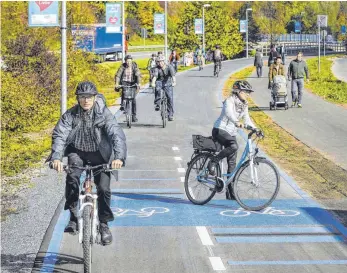  ?? ARCHIVFOTO: OH ?? Nicht überall läuft es so gut wie hier: In Friedrichs­hafen erschließt die Schnellstr­ecke Veloring Teile der Stadt für Zweiradfah­rer. Die Stadt am Bodensee gilt als vorbildlic­h bei der Förderung des Radverkehr­s.