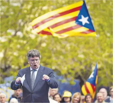  ?? David Borrat / Efe ?? Carles Puigdemont presenta, el pasado sábado en Elna, su candidatur­a a las elecciones catalanes.