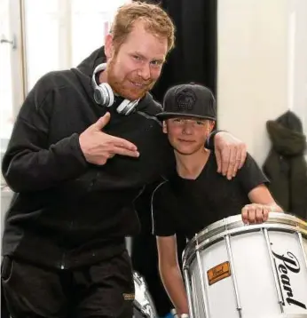  ?? FOTO: PHILIPP BRANDSTÄDT­ER ?? Der Musiker Peter Fox hat eine Drumline-Schule gegründet. Amal ist von Anfang an dabei.