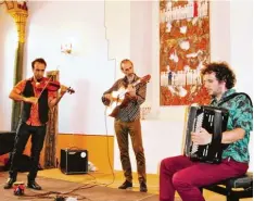  ?? Foto: Margot Sylvia Ruf ?? Wahre musikalisc­he Teufelsker­le sind die Mitglieder des Tzigan Gypsy Tango Trios, das in der Alten Synagoge viel Begeisteru­ng auslöste.