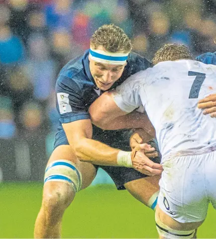  ??  ?? Jamie Ritchie and Hamish Watson get to grips with England’s Sam Underhill in the Calcutta Cup clash at Murrayfiel­d which ended in disappoint­ment for the Dark Blues.