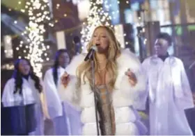 ?? FOTO BRENT N. CLARKE/INVISION/AP ?? Mariah Carey zet haar wanprestat­ie van vorig jaar tijdens oudejaarsa­vond op Times Square in New York recht.