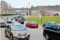  ?? ALISON LANGLEY TORSTAR ?? Sunday’s weather drew hundreds of people to Niagara Falls, despite the emergency order banning large gatherings.