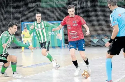  ?? Foto: CD Xota ?? Andrés Geraghty, en un lance del partido de ida ante el Betis.