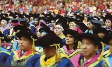  ??  ?? Sebahagian daripada graduan yang hadir pada majlis Konvokesye­n UPSI ke-20 di Dewan Tuanku Canselor, Kampus Sultan Azlan Shah.