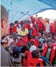  ?? Foto: Johannes Filous/seacoverag­e ?? Claus-Peter Reisch mit den Flüchtling­en.