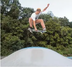  ?? Archivfoto: Verena Mörzl ?? Am Illertisse­r Skatepark heben am 7. Juli die Teilnehmer bei „Skate ’n Smash“wieder ab.