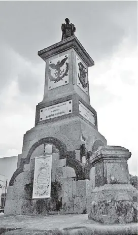  ?? ENRIQUE VÁZQUEZ ?? El monumento a Ramón Corona sin una de las águilas