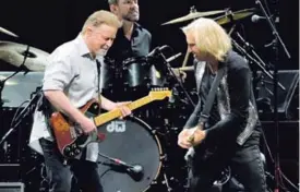  ?? AFP. ?? Don Henley (izquierda) y Joe Walsh están brincando en una pata.