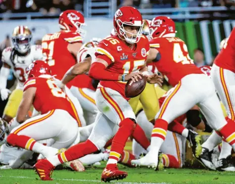  ?? Fotos: Patrick Semansky, dpa ?? Zeitweise schien es, als hätten die 49ers dem Chiefs-Spielmache­r Patrick Mahomes den Schneid abgekauft. Doch der 24-Jährige führte sein Team wie zuvor in den Spielen gegen Houston und Tennessee nach einem Rückstand noch zum Sieg.