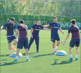  ?? FOTO: EFE ?? Banega y sus compañeros, en Marbella El Sevilla se entrena lejos de la Feria de Abril