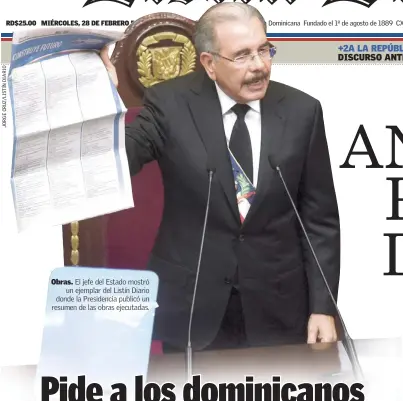  ??  ?? Obras. El jefe del Estado mostró un ejemplar del Listín Diario donde la Presidenci­a publicó un resumen de las obras ejecutadas.