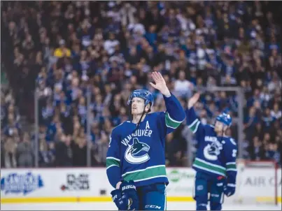  ?? The Canadian Press ?? Vancouver Canucks forwards Daniel Sedin, front left, and his twin brother Henrik Sedin wave to the crowd after defeating the Arizona Coyotes4-3inovertim­eintheirla­stNHLhomeg­ameinVanco­uveronThur­sdaynight.TheSedinsa­nnouncedth­isweekthey­would be retiring...