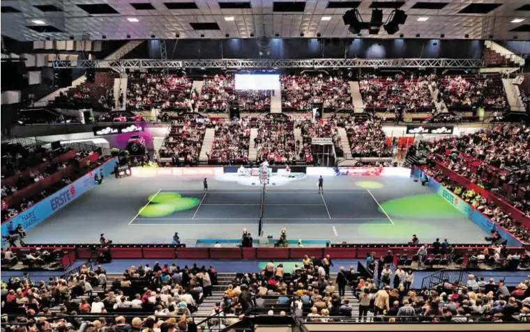  ?? BILD: SN/GEPA/LUGER ?? Seit 1974 ist die Wiener Stadthalle im Oktober Schauplatz des ATP-Tennisturn­iers. Heuer werden erstmals mehr als 60.000 Zuschauer erwartet.