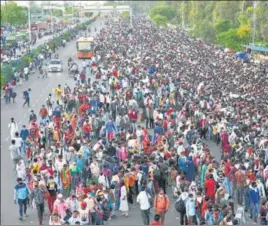  ?? RAJ K RAJ/HT FILE ?? Migrant workers at New Delhi’s Anand Vihar Bus Terminus near the city’s border with Uttar Pradesh on March 28, day 4 of the nationwide lockdown.