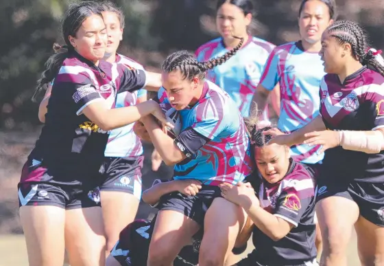  ?? Picture: GLENN HAMPSON ?? Australian Under-19 representa­tive Tiana Raftstrand-Smith proves a handful for the Marsden defence in the final.