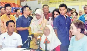  ??  ?? WAN AZIZAH menjawab soalan pemberita pada sidang media sempena Majlis Himpunan Merdeka Rakyat dan Rumah Terbuka Aidilfitri Parlimen Tawau di Kompleks Sukan Tawau pada Ahad. Turut kelihatan, Christina (kanan) dan Sarifuddin (kiri).