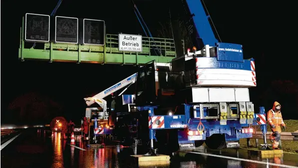  ?? Foto: Silvio Wyszengrad ?? Bereits im Januar wurden in der Nacht die Verkehrsle­itbrücken auf der B17 installier­t. Bis sie in Betrieb gehen, wird es allerdings noch eine ganze Weile dauern.