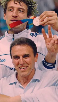  ??  ?? Carlo Recalcati, 73 anni, sul podio olimpico ad Atene 2004 CIAMILLO