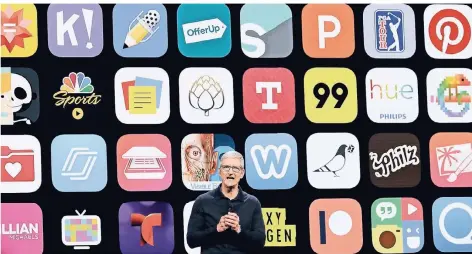  ?? FOTO: AP ?? Apple-Chef Tim Cook präsentier­t neue Produkte bei der hauseigene­n Entwickler­konferenz. Apps spielen dabei eine zentrale Rolle.