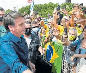  ?? AFP ?? Saludos. Bolsonaro, ayer, en un nuevo contacto con seguidores.