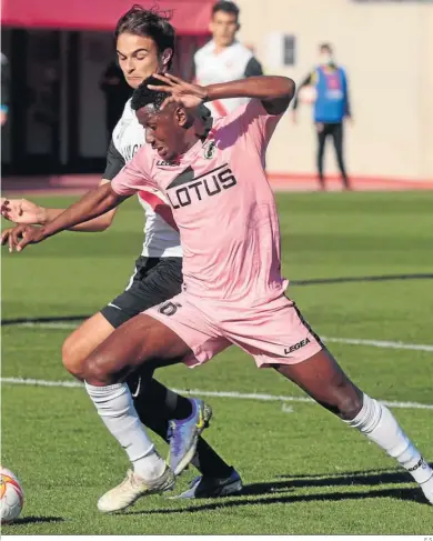  ?? E.S. ?? Aly Coulibaly, durante el Sevilla Atlético-balona.