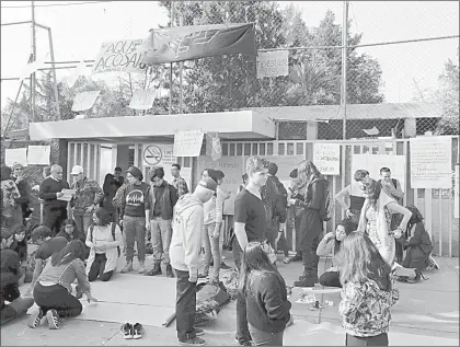  ??  ?? Ayer no hubo clases durante todo el día, a pesar de que las instalacio­nes del plantel se reabrieron para el turno vespertino ■ Foto Alfredo Domínguez