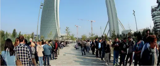  ??  ?? A Milano Code per visitare la Torre Hadid di CityLife aperta al pubblico nella Giornata del Fai d’autunno