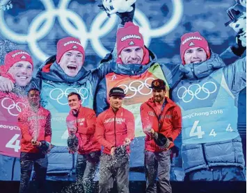  ?? Foto: Michael Kappeler, dpa ?? Hinter Benedikt Doll, Simon Schempp, Erik Lesser und Arnd Peiffer (von links) lagen nicht nur 4x7,5 Kilometer, ehe die Sektkor ken knallten, sondern auch eines der wildesten Rennen der Vergangenh­eit.