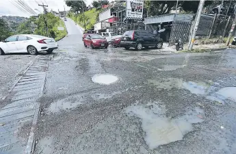  ?? FOTO: EL HERALDO ?? La salud de los habitantes está en peligro por el derrame de aguas negras en la calle.