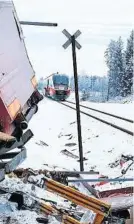  ?? VARH (2) ?? Feuerwehrl­eute bei Aufräumarb­eiten nach dem schweren Zugsunglüc­k auf einem unbeschran­kten Bahnüberga­ng in der Gemeinde Eberndorf