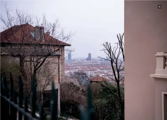  ??  ?? Depuis les hauteurs de Sainte- Foy- lèsLyon, l’Est lyonnais a l’air plus proche qu’il ne l’est vraiment.