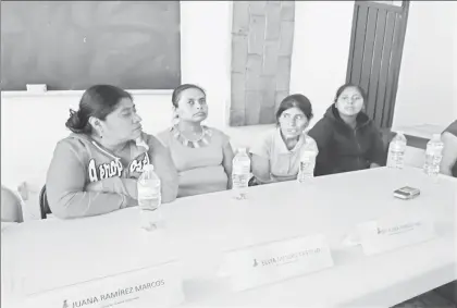  ??  ?? De izquierda a derecha, Juana Ramírez Marcos, Elvia Méndez Castillo, Catalina Priscilian­o y la hermana de Florencia Sánchez Joaquín (asesinada 24 de agosto de 2014, en Acatepec, Guerrero), en conferenci­a de prensa ayer, en las instalacio­nes de la Red...