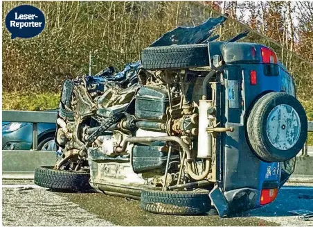  ??  ?? Das Auto des 82-jährigen Geisterfah­rers, der am Samstag auf der A 6 drei Unfälle verursacht­e und dabei ums Leben kam.