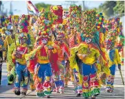  ??  ?? La danza del Torito Ribeño celebró sus 140 años en el desfile de la Gran Parada de Tradición.