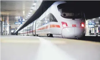 ?? FOTO: DPA ?? Ein ICE im Hauptbahnh­of Hannover: Bis März soll der Bahn-Vorstand ein Konzept für eine grundlegen­de Reform des Unternehme­ns vorlegen.