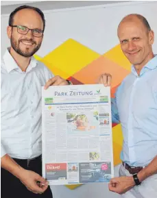  ?? FOTO: SIMON NILL ?? Tobias Pearman (links, Geschäftsf­ührer der Schwäbisch­en Zeitung Leutkirch) und Christoph Muth (General Manager des Center Parcs Park Allgäu) freuen sich über den offizielle­n Startschus­s für die Park-Zeitung zum 1. Oktober 2018.