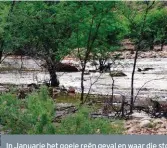  ?? FOTO’S: PIETER KRUGER ?? In Januarie het goeie reën geval en waar die stormwater vroeër ’n erosiepad na die Baviaanskl­oofrivier gejaag het, het dit hierdie keer danksy die groot keerstrukt­uur (foto onder) wyd oor die vloedvlakt­e uitgesprei.