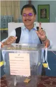  ??  ?? Dr Ricardo cast his vote at Kampung Bidang, Batu Danau, Limbang.